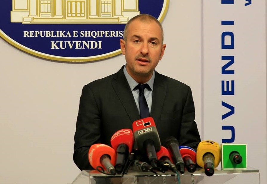 Lulin nuk pyet për askënd kur i përmend kunatin… hedh baltë e shpif për këdo Lulin nuk pyet për askënd kur i përmend kunatin… hedh baltë e shpif për këdo