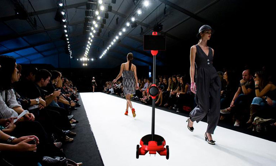 Robotët në pasarelë, edhe moda me sytë nga e ardhmja Robotët në pasarelë, edhe moda me sytë nga e ardhmja