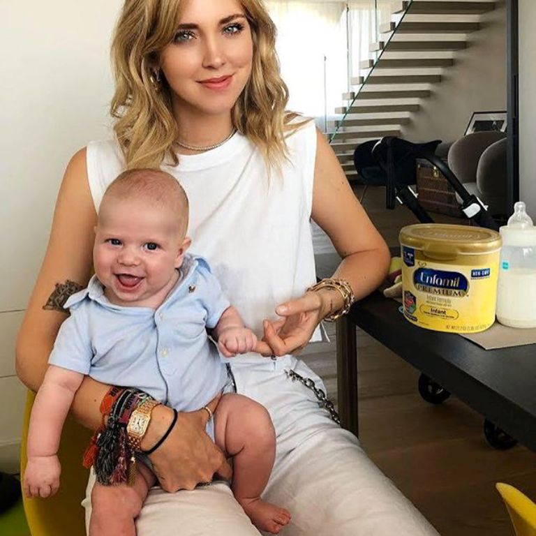 Blogerja e njohur i flet djalit në gjuhën shqipe (Video) Blogerja e njohur i flet djalit në gjuhën shqipe (Video)