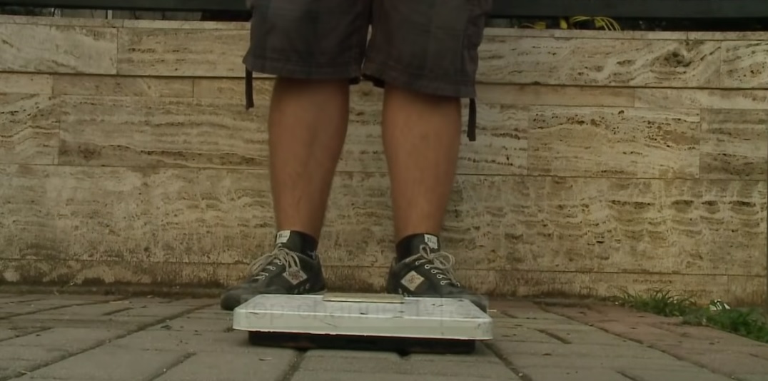 “”Hajde peshore e saktë”, Historia prekëse e 18-vjeçarit që vuan nga talasemia dhe siguron lekët e librave në rrugë “”Hajde peshore e saktë”, Historia prekëse e 18-vjeçarit që vuan nga talasemia dhe siguron lekët e librave në rrugë