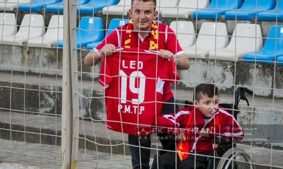 Nuk i mbijetoi dot sëmundjes, ndahet nga jeta tifozi i vogël i Partizanit Nuk i mbijetoi dot sëmundjes, ndahet nga jeta tifozi i vogël i Partizanit