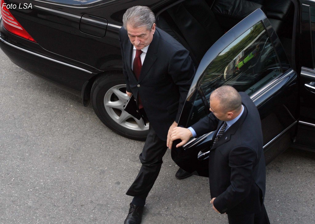 Kush paguante dhe paguan për sheikun e trembur Berisha! Kush paguante dhe paguan për sheikun e trembur Berisha!