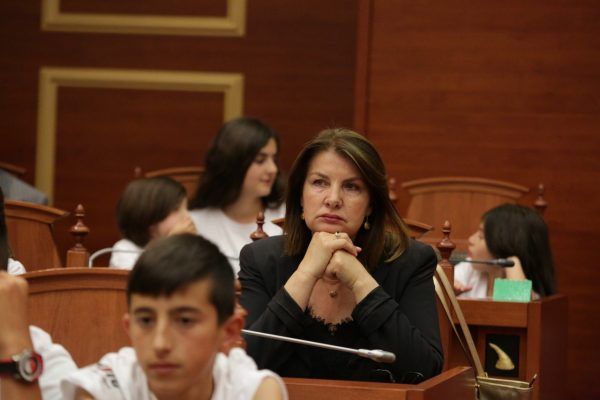 Yjet e skenës që u fundosën nga politika, nga Bulku e Xhuvani që i dhanë jetë skenës e deri tek aktorët e këngëtarët e rinj, si u shua talenti i tyre pasi iu bashkuan PD, PS dhe LSI Yjet e skenës që u fundosën nga politika, nga Bulku e Xhuvani që i dhanë jetë skenës e deri tek aktorët e këngëtarët e rinj, si u shua talenti i tyre pasi iu bashkuan PD, PS dhe LSI