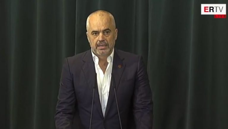 Rama përshëndet me ironi heqjen e vizave për Kosovën Rama përshëndet me ironi heqjen e vizave për Kosovën