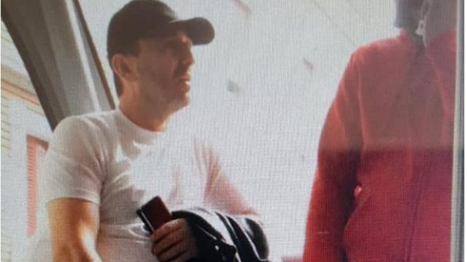 Intervistë në arrati: Nuhu tregon takimin me kushërinjtë Rraja në një lokal të Tiranës: “Të zhdukim për 24 orë”! Intervistë në arrati: Nuhu tregon takimin me kushërinjtë Rraja në një lokal të Tiranës: “Të zhdukim për 24 orë”!