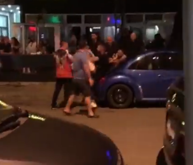 Rrahje, grusht i “thatë masiv” dhe shkelma në ish-Bllok (Video) Rrahje, grusht i “thatë masiv” dhe shkelma në ish-Bllok (Video)