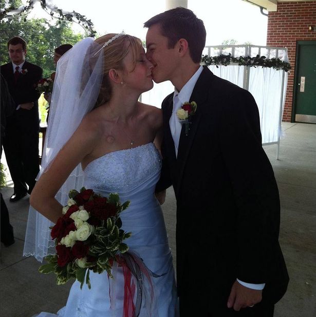 Histori prekëse: Çifti nuk u bashkuan më, për të dhënë puthjen e fundit (Foto)