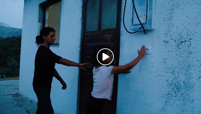 Del videoja: Çfarë ndodhi në familjen me 5 fëmijë pas ankesës te Rama?! Del videoja: Çfarë ndodhi në familjen me 5 fëmijë pas ankesës te Rama?!