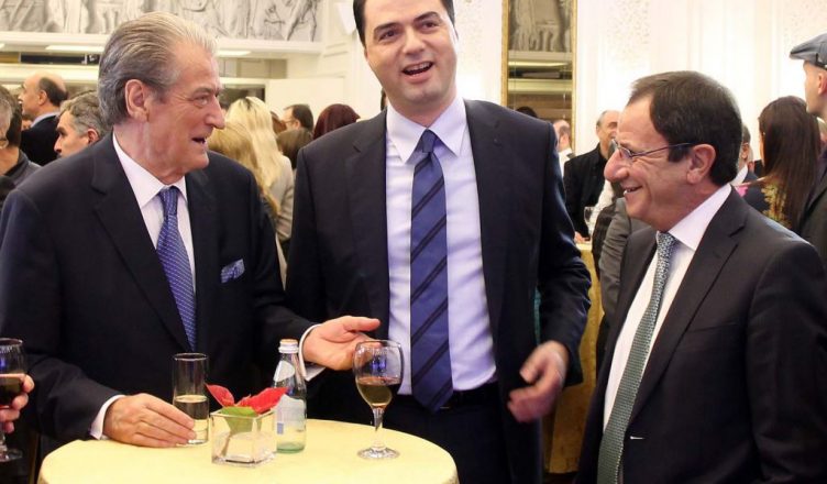 Ministri Ruli dhe komisioni që i shiti Argitës, 33 mijë m2 “Kompleks Sportiv Partizani”, për “5 lekë” Ministri Ruli dhe komisioni që i shiti Argitës, 33 mijë m2 “Kompleks Sportiv Partizani”, për “5 lekë”