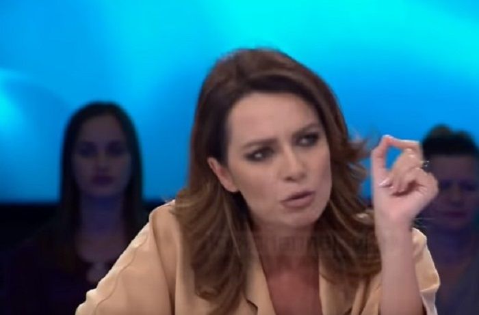 Studentja në protestë: Ne të rinjtë jemi e ardhmja…! Por Grida Duma e kundërshton: E ardhmja e studentëve jemi ne! Studentja në protestë: Ne të rinjtë jemi e ardhmja…! Por Grida Duma e kundërshton: E ardhmja e studentëve jemi ne!