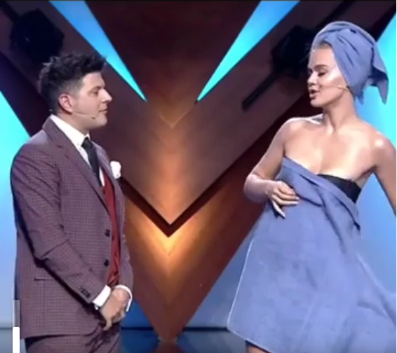 Moderatori me kostum “të çuditshëm”, Kejvina me peshqir në skenë, por i ndodh e papritura