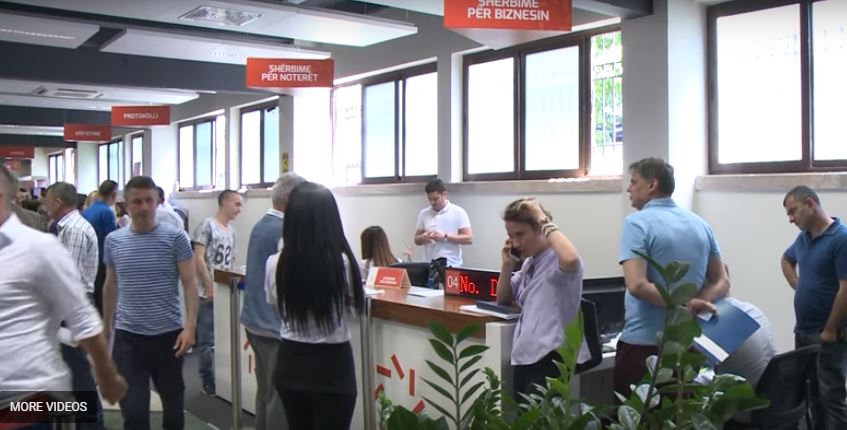 Qytetarët ankohen, Rama shkarkon live drejtorin e Hipotekës në Fier Qytetarët ankohen, Rama shkarkon live drejtorin e Hipotekës në Fier