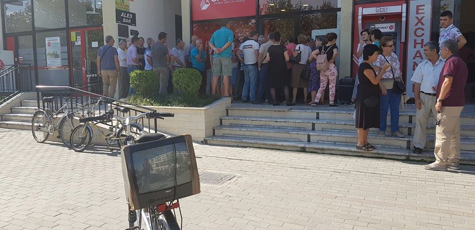 Ironi dhe humor, pas “çmendurisë” për dekodera: Tani shikoni ERTV-në (Foto) Ironi dhe humor, pas “çmendurisë” për dekodera: Tani shikoni ERTV-në (Foto)