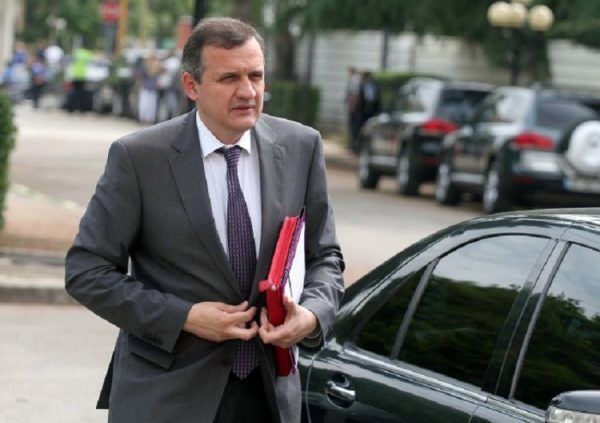 “Beqaj nuk ka asnjë apartament në Vlorë”! Avokati i ish-ministrit: SPAK në tentativa të dëshpruara për të përligjur arrestimin kontrolle nëpër banesa të marra me qera të përfunduara, që kanë pronar dhe …çelës “Beqaj nuk ka asnjë apartament në Vlorë”! Avokati i ish-ministrit: SPAK në tentativa të dëshpruara për të përligjur arrestimin kontrolle nëpër banesa të marra me qera të përfunduara, që kanë pronar dhe …çelës