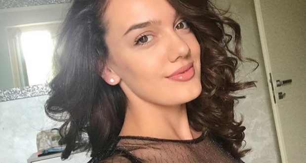 VIDEO/ Klaudia Pepa “trullos” të gjithë në prapaskenë VIDEO/ Klaudia Pepa “trullos” të gjithë në prapaskenë