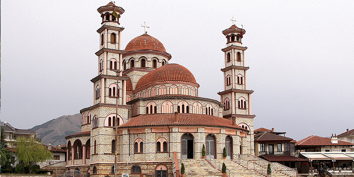 “Besimtarët” grabisin paratë e të varfërve në Katedralen e Korçës