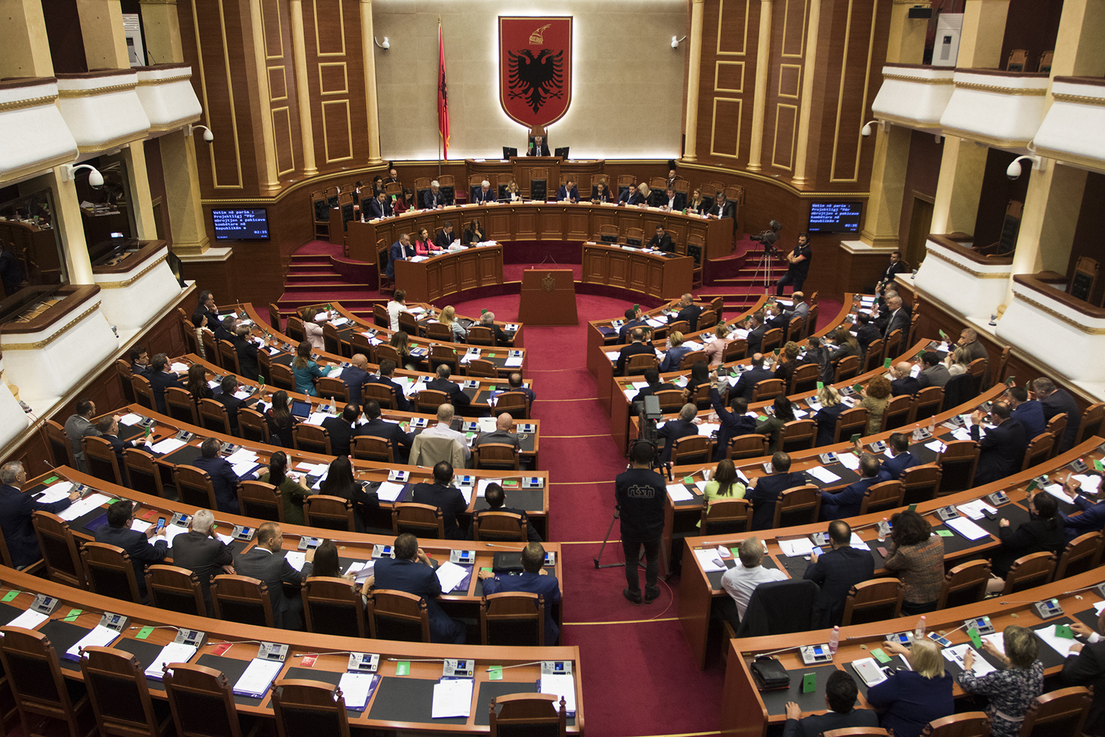 Dikur deklaronin 180 libra të botuar, sot deklarojnë 180 makina luksoze Dikur deklaronin 180 libra të botuar, sot deklarojnë 180 makina luksoze