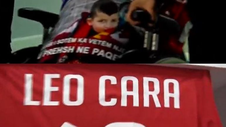 Prekëse/ Tifozët e Tiranës, duartrokasin tifozin e vogël të Partizanit, që u nda nga jeta! Prekëse/ Tifozët e Tiranës, duartrokasin tifozin e vogël të Partizanit, që u nda nga jeta!