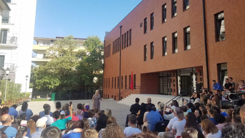 Ministrja e Arsimit Lindita Nikolla, përuron shkollën Kosova 17 vite pas mbylljes së saj Ministrja e Arsimit Lindita Nikolla, përuron shkollën Kosova 17 vite pas mbylljes së saj