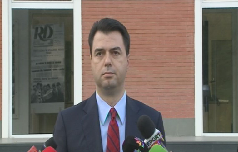 Thirrjet e Bashës për protesta madhështore… qytetarët i përgjigjen duke i bojkotuar (Foto) Thirrjet e Bashës për protesta madhështore… qytetarët i përgjigjen duke i bojkotuar (Foto)