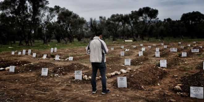 E trishtë! Mësuesi 60 vjeçarë shkon te varri i bashkëshortes pi helm dhe humb jetën E trishtë! Mësuesi 60 vjeçarë shkon te varri i bashkëshortes pi helm dhe humb jetën