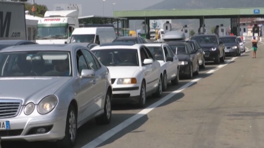 Plot 60 mijë makina pa targa, shpejt ndalohet importi i makinave mbi 10 vjet prodhim Plot 60 mijë makina pa targa, shpejt ndalohet importi i makinave mbi 10 vjet prodhim