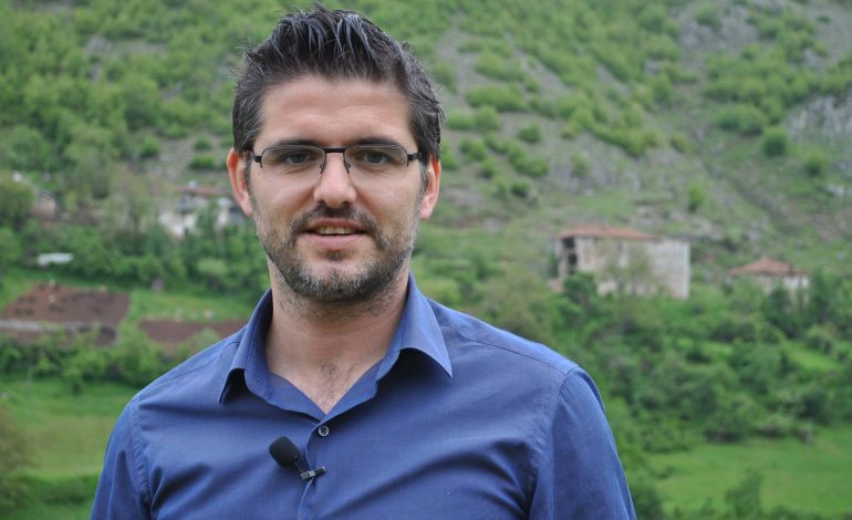 Marin Mema turpëron politikanët e Tiranës: Ulni kokën para tyre. Sa turp! Gjurmë të hidhura po bien mbi historinë e këtij vendi