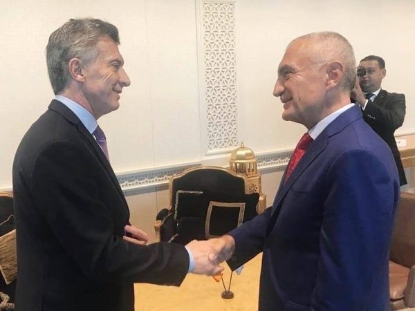 Foto-Lajm/ “Sheik”-u shqiptar Ilir Meta dhe homologu argjentinas Mauricio Macri bos i parave të pista në “Panama Papers”: Janë të sigurta paratë aty…? Foto-Lajm/ “Sheik”-u shqiptar Ilir Meta dhe homologu argjentinas Mauricio Macri bos i parave të pista në “Panama Papers”: Janë të sigurta paratë aty…?
