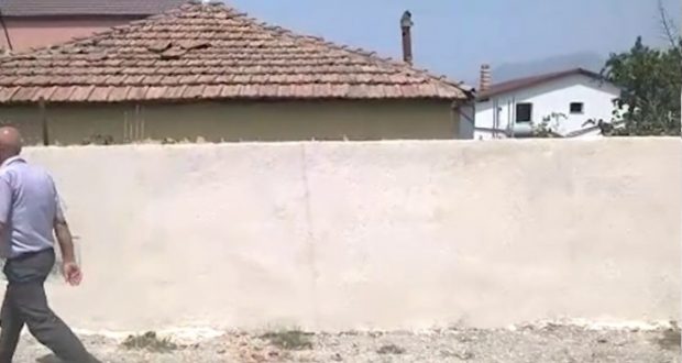 Të shtëna me armë në banesën e vajzës së mitur që denoncoi mësuesin për ngacmim Të shtëna me armë në banesën e vajzës së mitur që denoncoi mësuesin për ngacmim