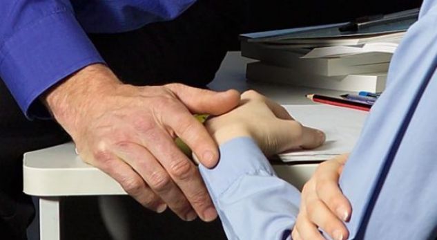 “Më ngacmonte seksualisht”: 23-vjeçarja tregon mesazhet me shefin (Video) “Më ngacmonte seksualisht”: 23-vjeçarja tregon mesazhet me shefin (Video)