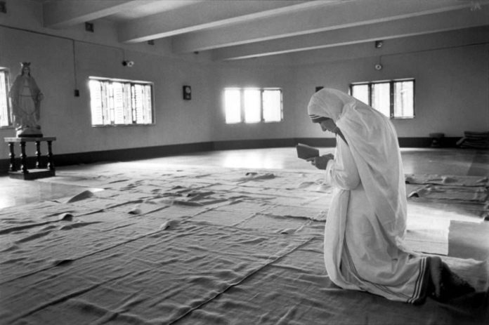 Çfarë ndodhte natën te varri i Enverit derisa mbërriti Nënë Tereza? Çfarë ndodhte natën te varri i Enverit derisa mbërriti Nënë Tereza?