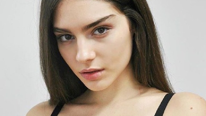 Niki Delijorgji i heq të gjitha… për fotografin