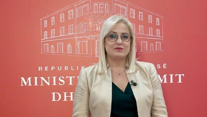Protesta e studentëve, reagon ministrja Nikolla: Të komunikojmë, por jo në rrugë!