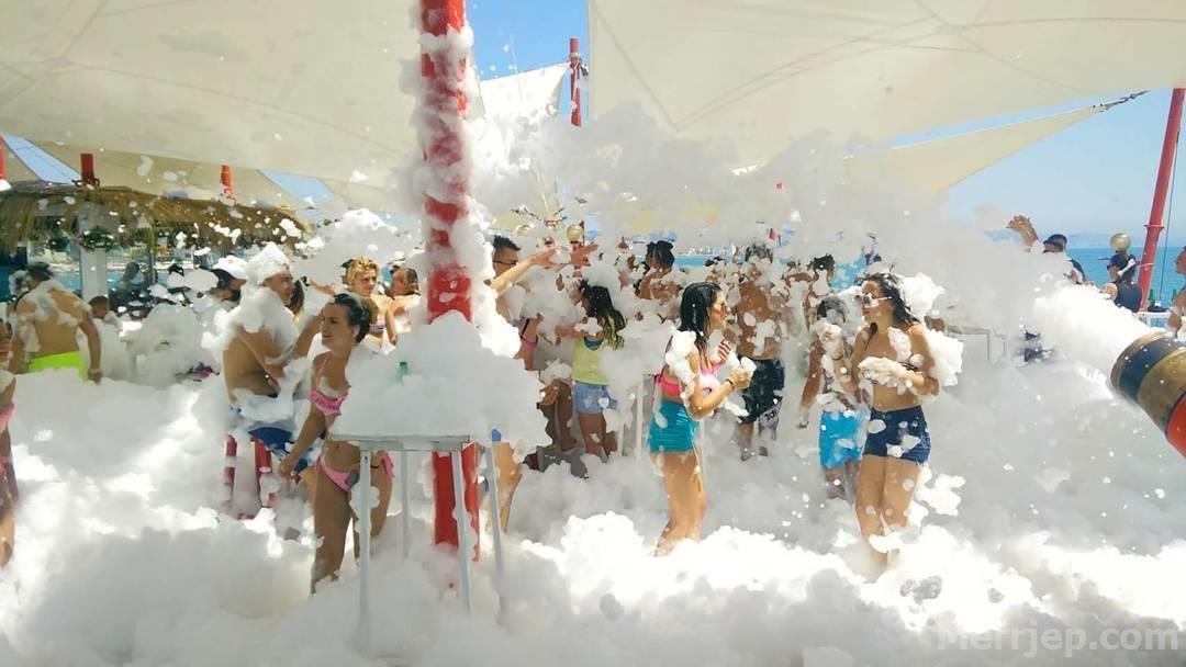 Shqiptarët shpenzojnë miliona nëpër kafe e pub-e, “qindarka” për artin dhe kulturën Shqiptarët shpenzojnë miliona nëpër kafe e pub-e, “qindarka” për artin dhe kulturën