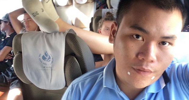 Turistja e pisët çmend gjithë udhëtarët e këtij autobusi me sjelljen e saj Turistja e pisët çmend gjithë udhëtarët e këtij autobusi me sjelljen e saj