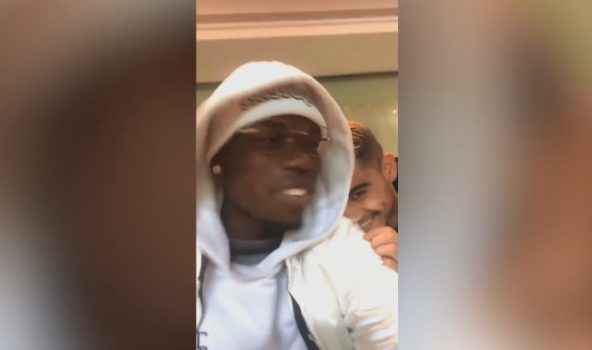 Pogba qesh teksa skuadra e tij po humb, skena indinjon tifozët (Video) Pogba qesh teksa skuadra e tij po humb, skena indinjon tifozët (Video)