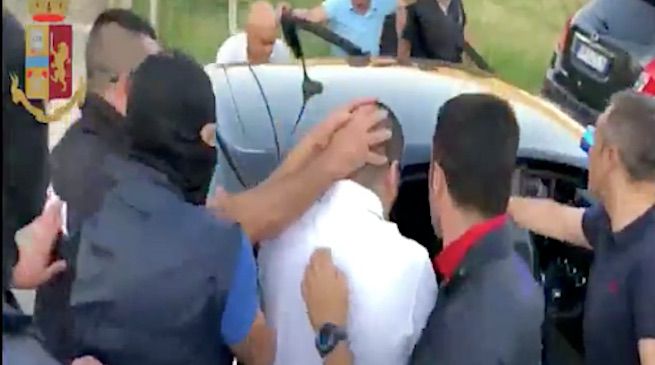 Masakroi fqinjin për motive të dobëta/ Merr fund arratia e shqiptarit. Policia: I riu i diplomuar për juridik Masakroi fqinjin për motive të dobëta/ Merr fund arratia e shqiptarit. Policia: I riu i diplomuar për juridik