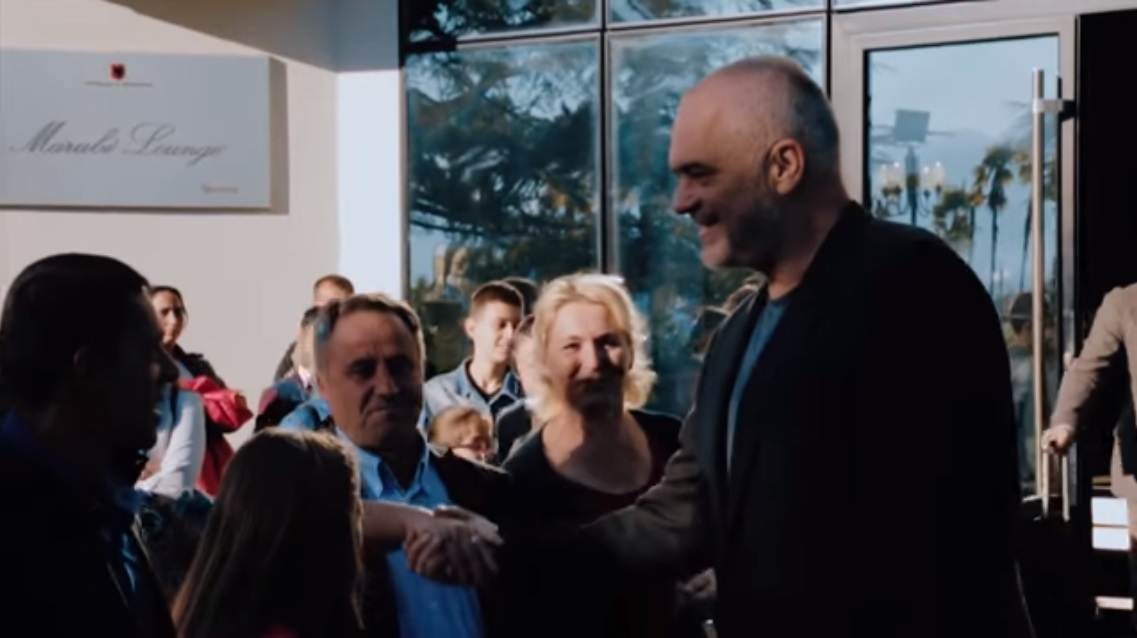 Rama udhëton bashkë me familjen me “Air Albania”, publikon pamjet e fluturimit me familjet me ndihmë ekonomike Rama udhëton bashkë me familjen me “Air Albania”, publikon pamjet e fluturimit me familjet me ndihmë ekonomike