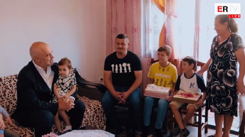 Rama: Familjet në nevojë, libra falas deri në klasë të nëntë Rama: Familjet në nevojë, libra falas deri në klasë të nëntë