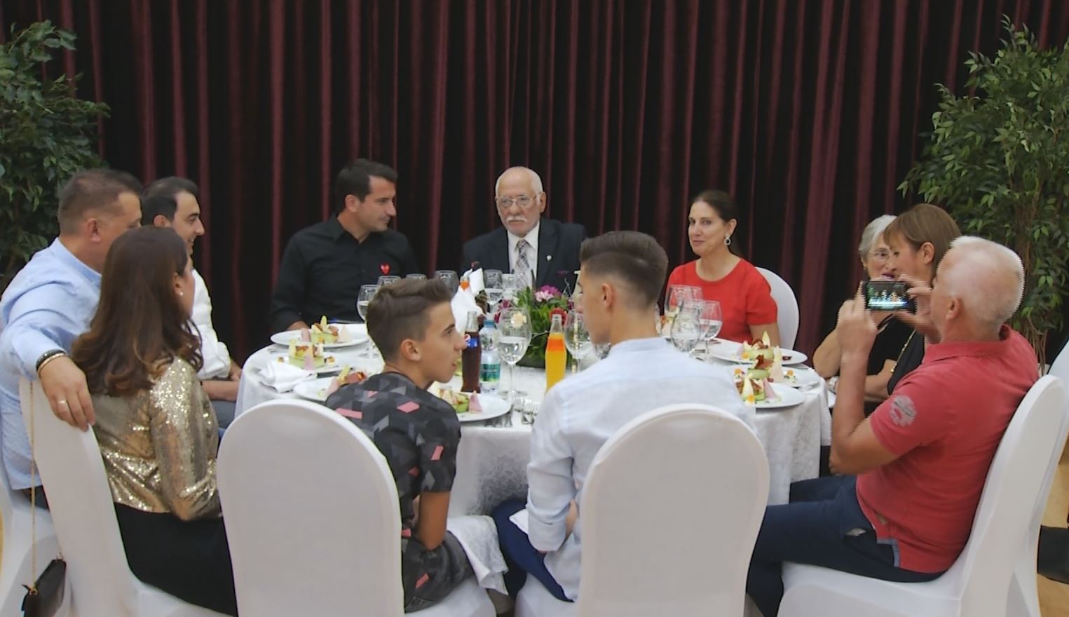 78-vjetori i Reshat Arbanës, aktori feston me familjen dhe miqtë e tij (Video) 78-vjetori i Reshat Arbanës, aktori feston me familjen dhe miqtë e tij (Video)