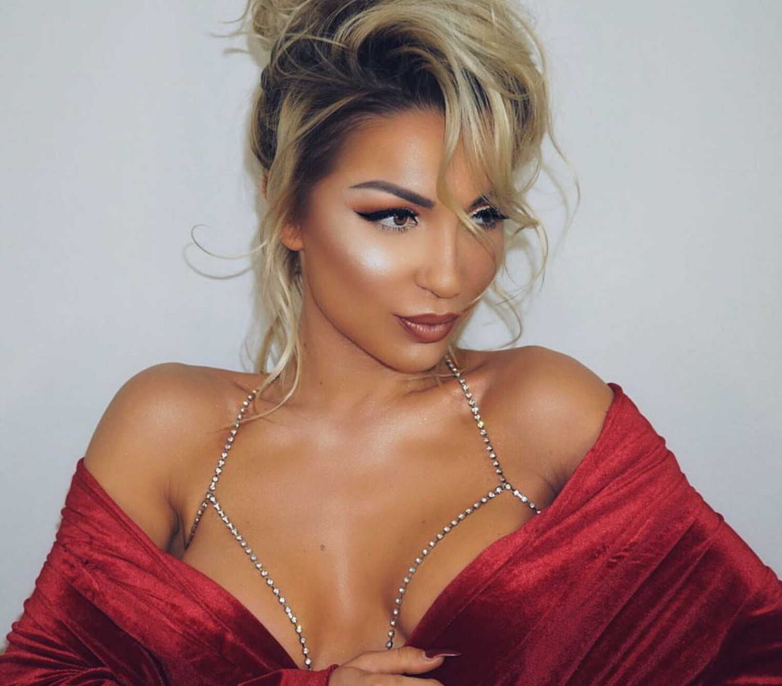 Roza Lati pesimiste pas ndarjes: S’besojmë dot më tek dashuria Roza Lati pesimiste pas ndarjes: S’besojmë dot më tek dashuria