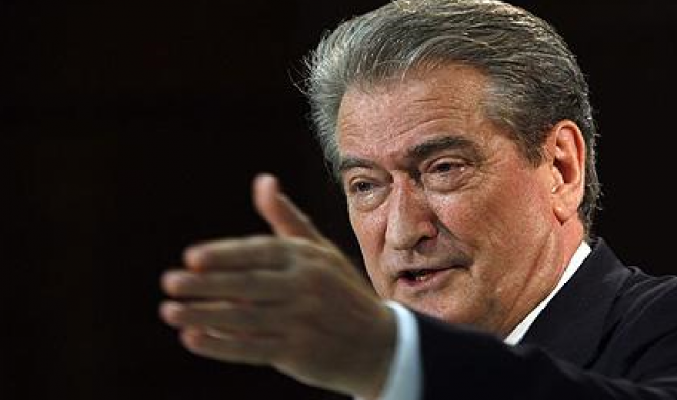 Berisha në vend që të kërkoj kthimin e Lulit nga pushimet, i kërkon ndihmë popullit ti bashkohet studentëve: Bashkohuni protestës! Berisha në vend që të kërkoj kthimin e Lulit nga pushimet, i kërkon ndihmë popullit ti bashkohet studentëve: Bashkohuni protestës!