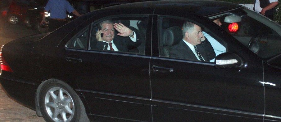 Çfarë kishte pirë Berisha?! Nuk e mbajnë këmbë, shpëton falë badigardëve të “paligjshëm” (Video) Çfarë kishte pirë Berisha?! Nuk e mbajnë këmbë, shpëton falë badigardëve të “paligjshëm” (Video)