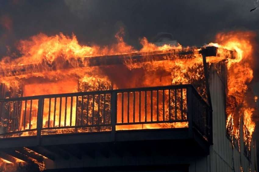 E la gruaja, “lajthit” shqiptari, shkrumbon shtëpinë dhe mbetet në flakë E la gruaja, “lajthit” shqiptari, shkrumbon shtëpinë dhe mbetet në flakë