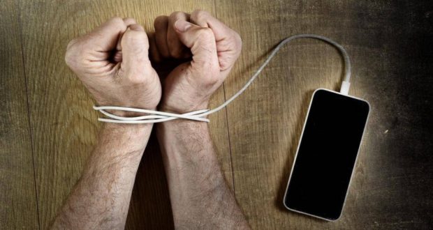 Ka vetëm një menyrë për të tejkaluar varësinë ndaj telefonit… Ka vetëm një menyrë për të tejkaluar varësinë ndaj telefonit…