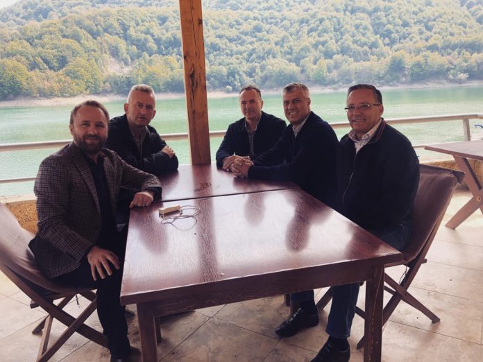 Sulmohet me armë zjarri lokali ku ka pirë kafe presidenti Thaçi Sulmohet me armë zjarri lokali ku ka pirë kafe presidenti Thaçi