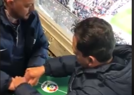 Tifozi shurdh dhe i verbër i Barcelonës: Ja si e ndihmon miku i tij për të ndjekur ndeshjen! (Video) Tifozi shurdh dhe i verbër i Barcelonës: Ja si e ndihmon miku i tij për të ndjekur ndeshjen! (Video)