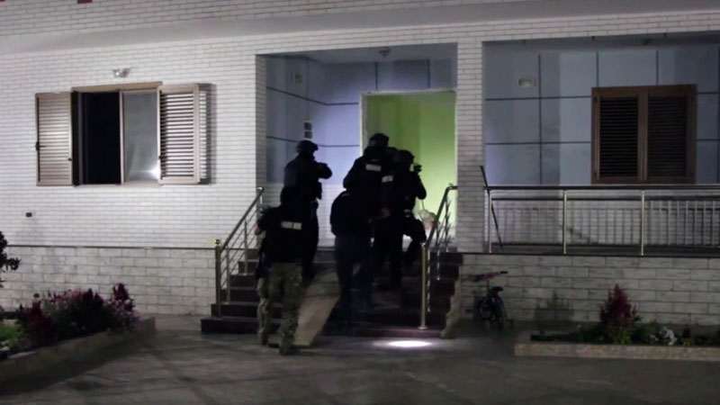 Forca e ligjit u zbut në Nikël; Bami dhe Haka u ndaluan në mëngjes, u liruan në darkë (Video) Forca e ligjit u zbut në Nikël; Bami dhe Haka u ndaluan në mëngjes, u liruan në darkë (Video)