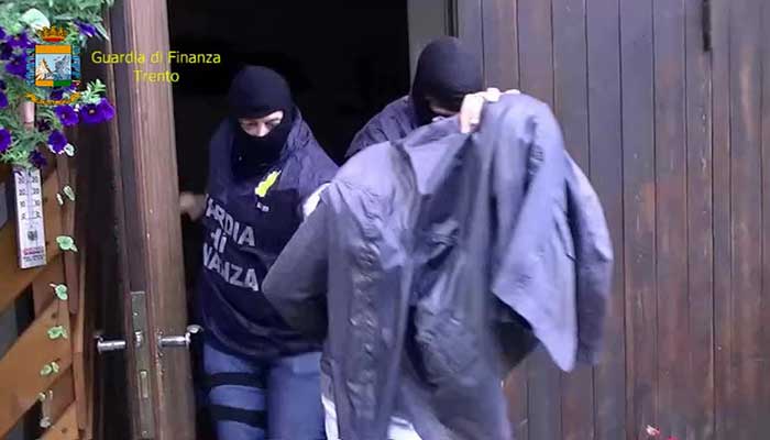 Goditen dy bandat shqiptare: Trafik droge në tre shtete (Foto+Video) Goditen dy bandat shqiptare: Trafik droge në tre shtete (Foto+Video)