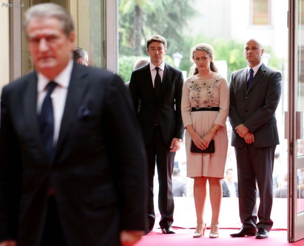 PS përgjigje Bashës: Jo propozim që anashkalon BKH dhe SPAK Lul! Po kërkon që nusen, vëllain, kunatin dhe fëmijët e Saliut t’i mos “preken”! PS përgjigje Bashës: Jo propozim që anashkalon BKH dhe SPAK Lul! Po kërkon që nusen, vëllain, kunatin dhe fëmijët e Saliut t’i mos “preken”!